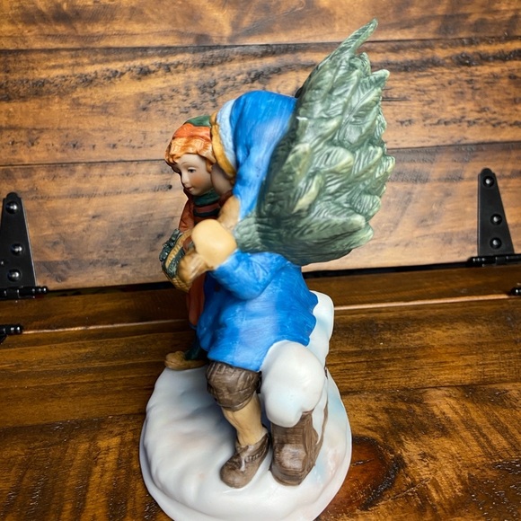 Avon First Edition 1981 Christmas Memories Sharing the Christmas Spirit Figurine - Picture 4 of 10